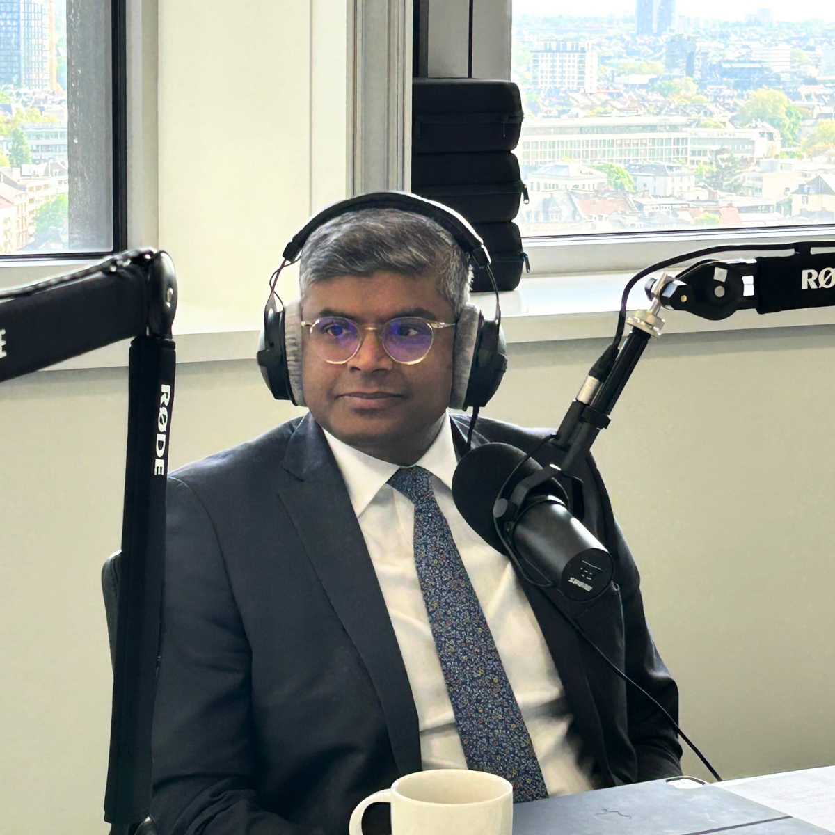 Suits & Sneakers Podcast: Podcast-Host Joy Edwin Thanarajah und CEO  bei Deininger